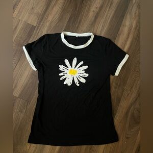 Black Women’s T-Shirt with Daisy Print Size Medium
